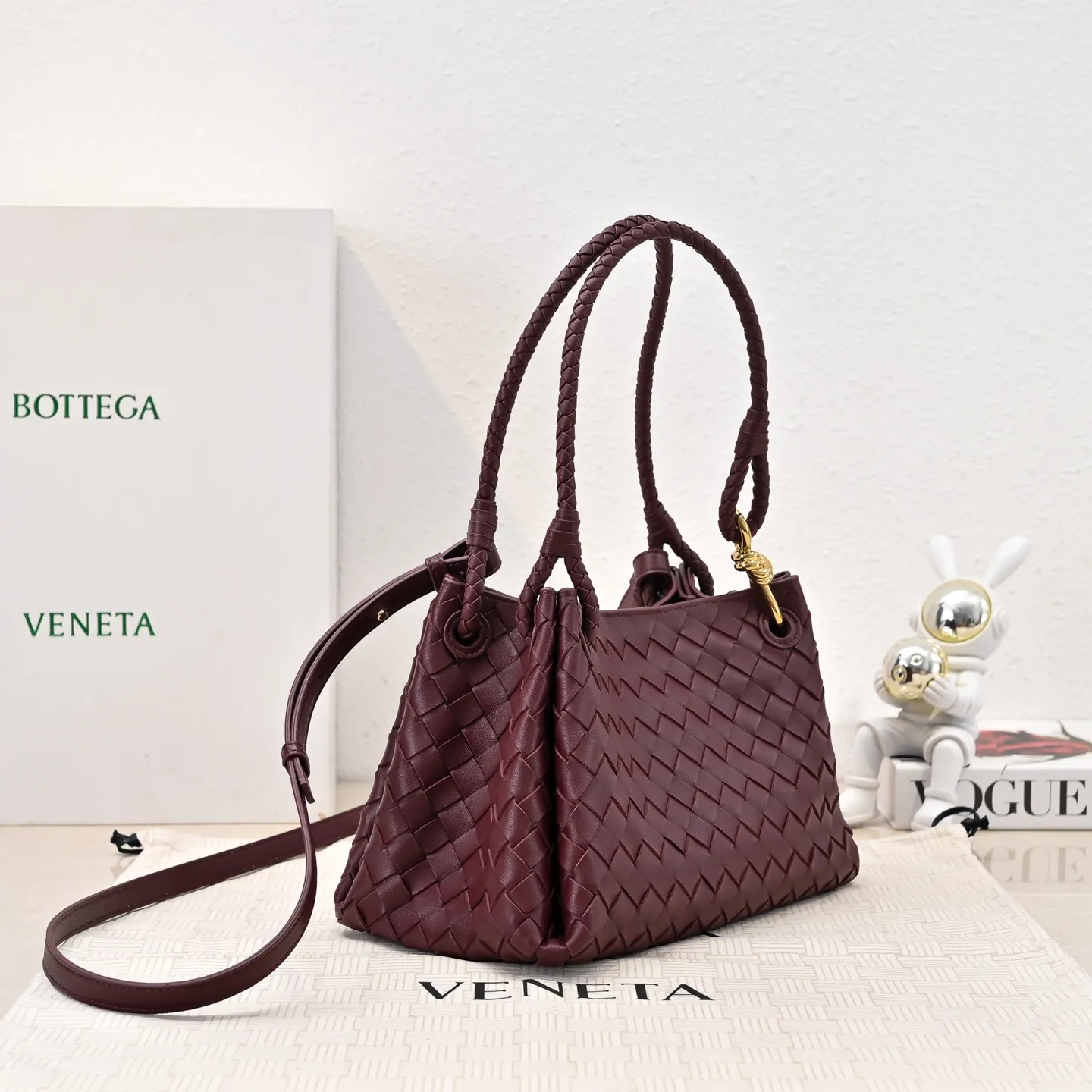 Batch 2060 BOTTEGA VENETA 2025 Autumn New Product Medium Parachuta The long-awaited new medium parachuta is here, with a unique appearance and iconic metal knots, and a whole piece of leather folds the four corners into a parachute shape! The exquisite Knot metal buckle is like putting jewelry on a bag. It is high-end and elegant. Its super capacity can hold all your things! The overall effect of this bag is very different from before. It is neither too delicate to provide a large capacity nor too bulky because of its practicality. It simply provides a perfectly suitable bag for casual and simple people👜 Style number: 5921 Size: 29.5*18.5*17.5cm